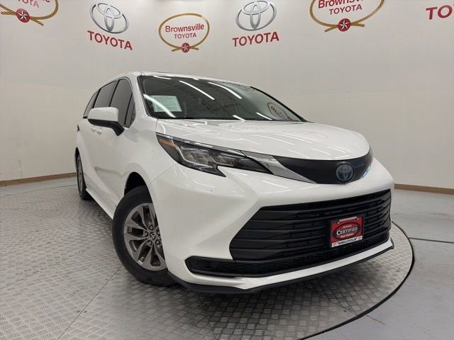 2021 Toyota Sienna LE 8-Passenger Hybrid FWD's photo