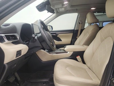 2023 Toyota Highlander Hybrid Platinum